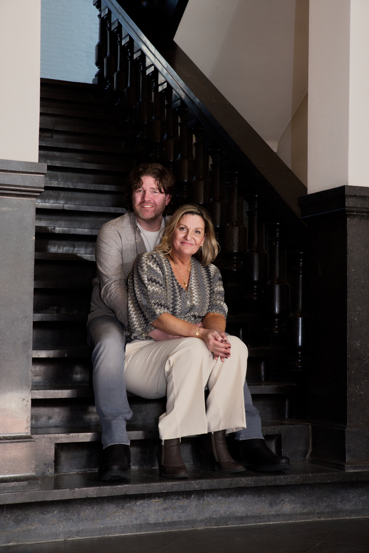 Fotograaf registreert een kort, intiem huwelijk in het gemeentehuis Roermond.