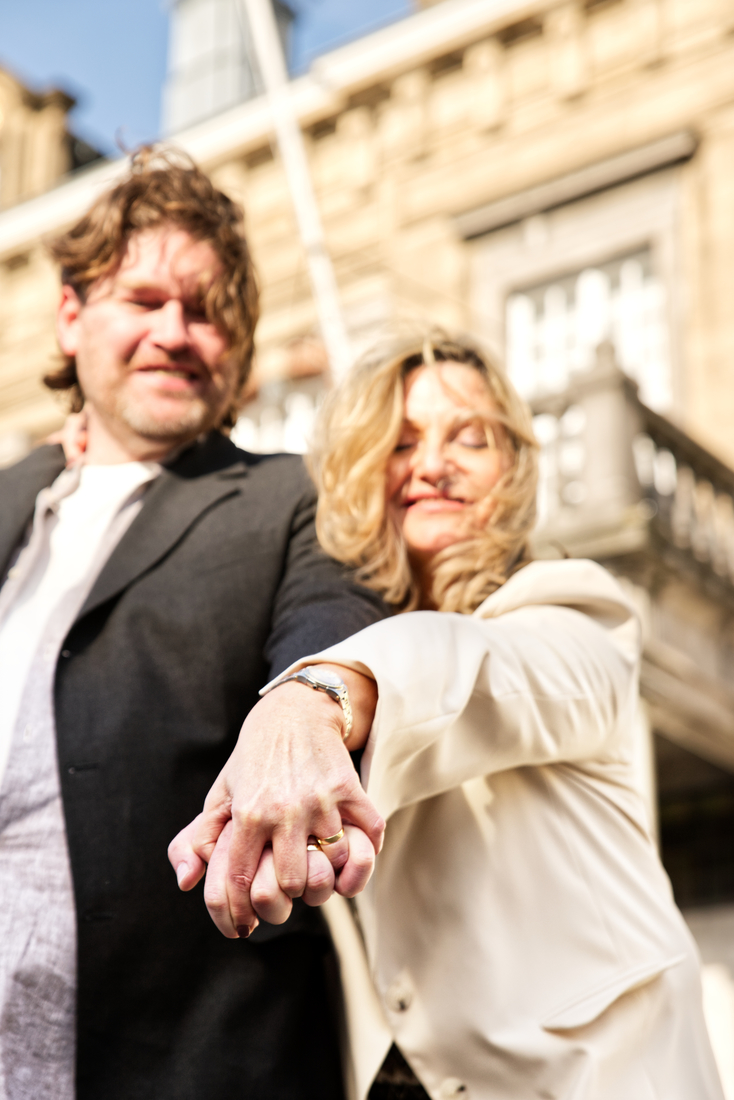 Intiem trouwmoment van twee personen in het gemeentehuis van Roermond, Limburg.