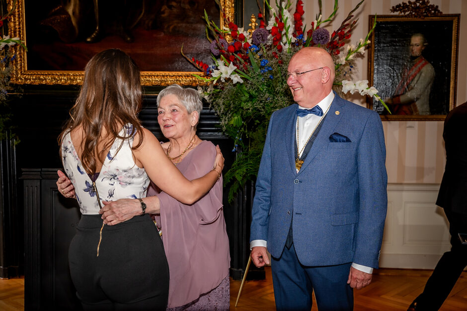 Intieme bruiloft vastgelegd door trouwfotograaf in Roermond, het koppel samen met familie.