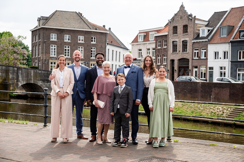 Koppel en hun naaste familie tijdens een korte bruiloft in Midden-Limburg.