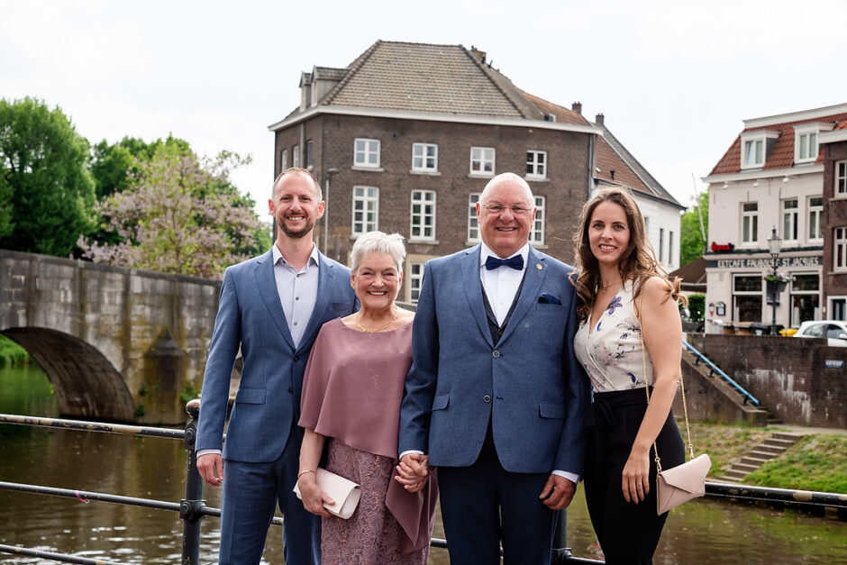 groepsfoto's bij een kleine korte bruiloft in Roermond in Limburg.