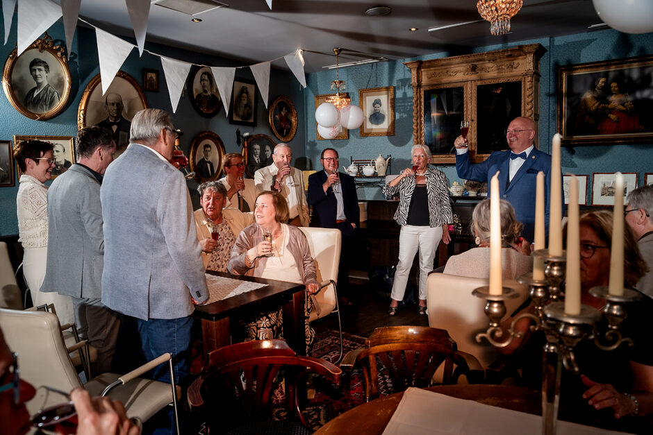 sfeerfoto's van de borrel na een kleine bruiloft in Roermond.