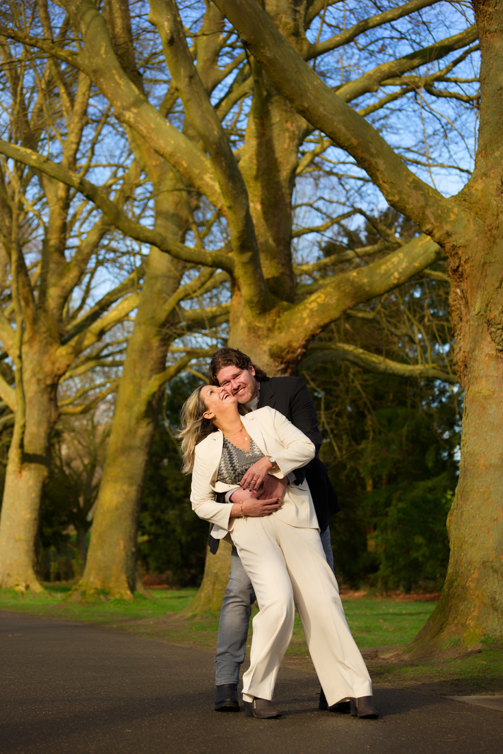Koppel trouwt intiem met alleen getuigen en maakt romantische fotoshoot in park in Roermond.