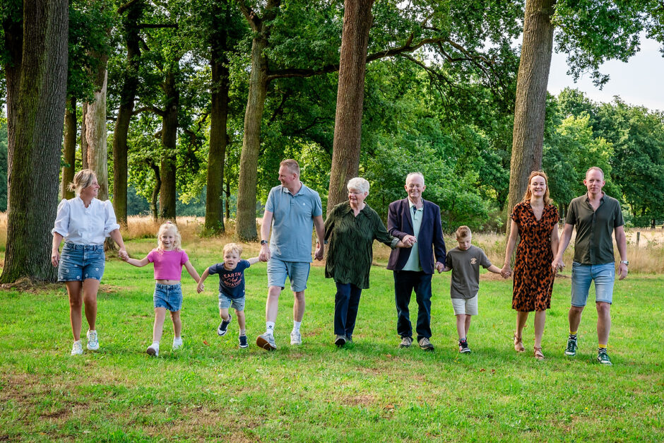 Familiefotograaf Limburg legt een warme herinnering vast van opa, oma en hun gezin tijdens een fotoshoot bij vakantiepark Maasresidence.