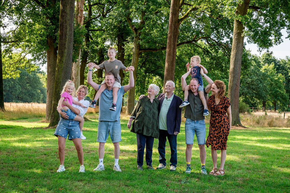 Groepsfoto van meerdere gezinnen tijdens een familie fotoshoot in de natuur, in de buurt van Maasresidence Thorn.
