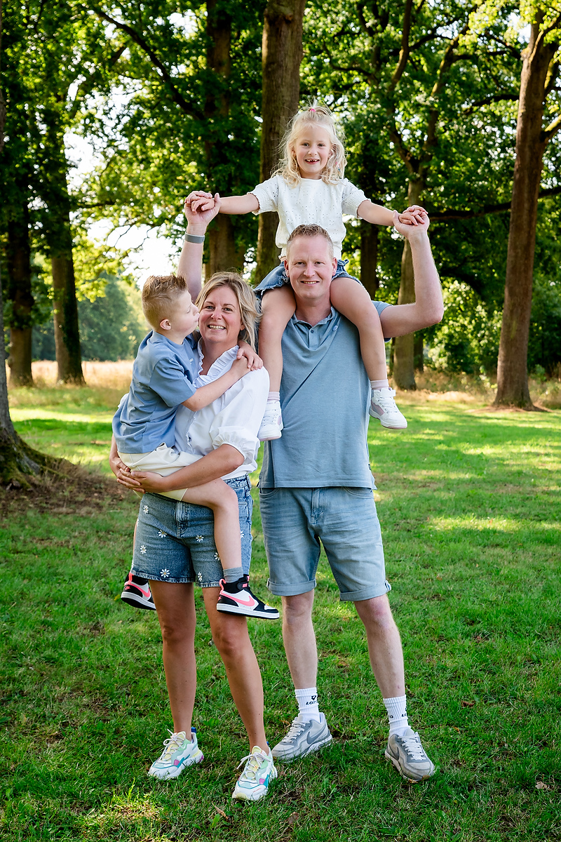 Familieshoot met opa en oma en kleinkinderen bij Roermond, ideaal tijdens een familieweekend in Limburg.
