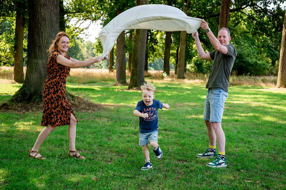 Kinderen rennen en spelen tijdens een familieshoot bij Roermond, dichtbij vakantieparken in Midden-Limburg.