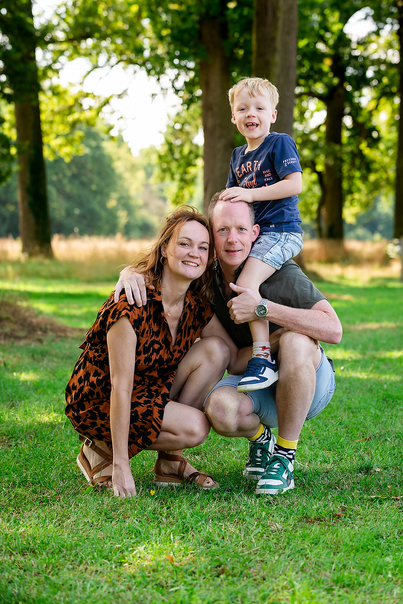 Familieshoot in Limburg met grootouders en meerdere gezinnen, vastgelegd tijdens een vakantie bij De Leistert.